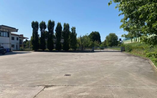 CAPANNONE DA 105O MQ CON 3000 MQ DI AREA ESTERNA