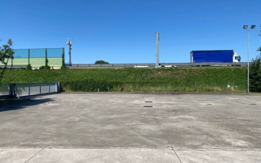 CAPANNONE DA 105O MQ CON 3000 MQ DI AREA ESTERNA